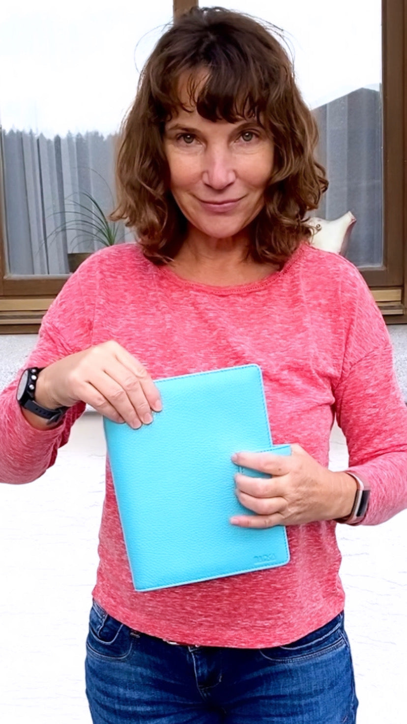 Handmade Leather Ring Binder – Elegant, Functional & Stylish in Blue - Radka Sillerova Atelier